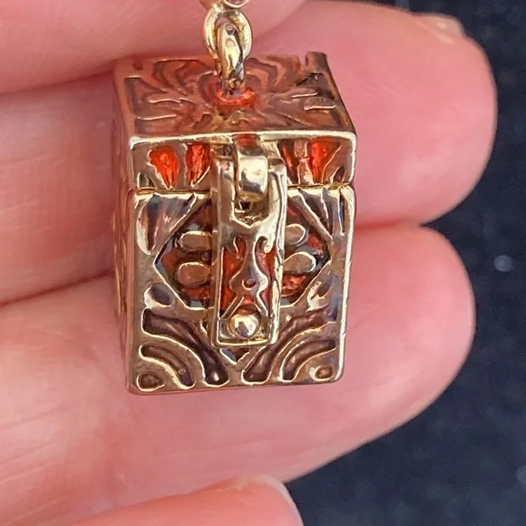 Secret Box Pendant - Picture 2 of 6